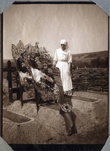 Prima Guerra Mondiale 1914-1918: infermiera (Therese Pavillou?) su una tomba del sergente pilota francese Roux, morto all