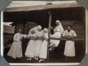 Prima Guerra Mondiale 1914-1918: infermiere e medici in camice a Couville, Manche, Bassa Normandia, Francia. Fotografia anonima luglio 1917. Collezione privata, Stella.