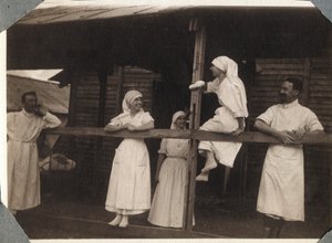 Prima Guerra Mondiale 1914-1918: infermiere e medici in camice che parlano a Couville, Manche, Bassa Normandia, Francia. Fotografia anonima luglio 1917. Collezione privata, Stella.