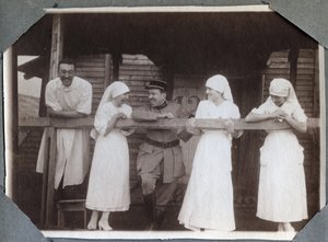 Prima Guerra Mondiale 1914-1918: infermiere in una camicia buffa con soldati e un medico a Couville, Manche, Bassa Normandia, Francia. Fotografia anonima luglio 1917. Collezione privata, Stella. da Anonymous Anonymous