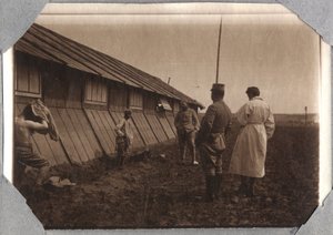 Prima Guerra Mondiale 1914-1918: ricerca di teste ai margini, campo di Couville nella Manica, Bassa Normandia, Francia. Fotografia anonima maggio 1917. Collezione privata, Stella. da Anonymous Anonymous