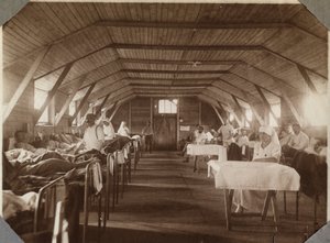 Prima Guerra Mondiale 1914-1918: soldati feriti e infermiere della Croce Rossa francese, campo di Couville nella Manica, Bassa Normandia, Francia. Fotografia anonima luglio 1917. Collezione privata, Stella. da Anonymous Anonymous