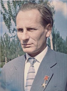 Mikhail Vasilyevich Melnikov (1919-1996), progettista di motori a razzo - Anonimo. Fotografia a colori Collezione Privata da Anonymous Anonymous