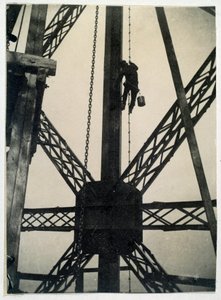Pittore sulla Torre Eiffel nel 1889, Parigi da Anonymous Anonymous