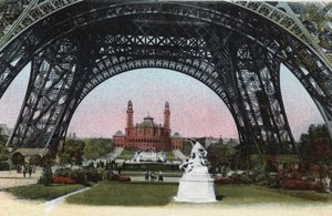 Parigi: il Palais du Trocadero visto sotto la Torre Eiffel. Fotografia del 1920 in 
