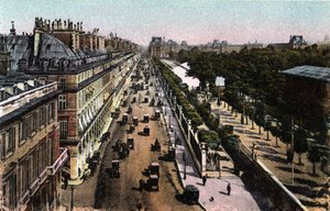 Parigi: vista del traffico su rue de Rivoli, verso il Louvre. Fotografia del 1920 in “Artistic Album” della città di Parigi. Collezione privata.