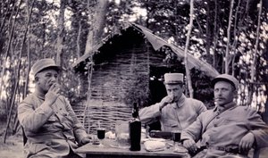 Fotografia da un album personale di un tenente di fanteria durante i primi mesi della Prima Guerra Mondiale da Anonymous Anonymous
