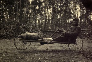 Fotografia da un album personale di un tenente di fanteria durante i primi mesi della Prima Guerra Mondiale da Anonymous Anonymous