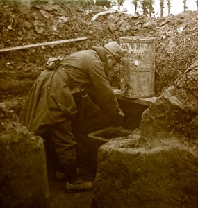 Fotografia - Lastra di vetro stereoscopica sulla Prima Guerra Mondiale: Un lavandino improvvisato in una trincea. Collezione privata