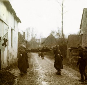 Fotografia - Lastra di vetro stereoscopica sulla Prima Guerra Mondiale: Feriti che arrivano alla stazione di emergenza, Collezione Privata da Anonymous Anonymous
