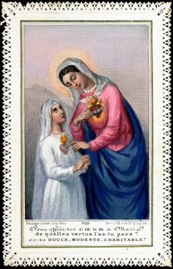 Immagine pia: Bambina in abito da comunione che offre il suo cuore alla Vergine Maria. 
