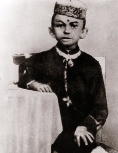 Ritratto del leader politico Mohandas Karamchand Gandhi (1869-1948) bambino - Fotografia intorno al 1875 da Anonymous Anonymous