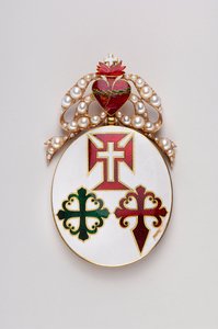 Portogallo - Gran Croce del Nastro dei Tre Ordini: distintivo della Gran Croce dei Tre Ordini probabilmente appartenuto a Maria II di Braganza (1819-1853), Regina del Portogallo - Modello per Signora - 1800-1850 - Oro con Smalti e Perle - H: 8 cm; L: 4,7 c da Anonymous Anonymous