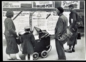 Seconda guerra mondiale (1939-1945): Passanti leggono i manifesti di mobilitazione nel settembre 1939 da Anonymous Anonymous
