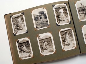Natura morta di un album fotografico intorno al 1925 da Anonymous Anonymous