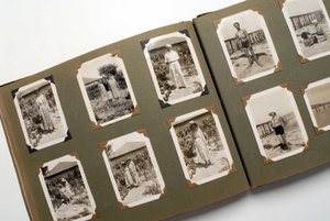 Natura morta di un album fotografico intorno al 1925 da Anonymous Anonymous