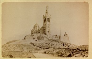 La città di Marsiglia e i suoi dintorni intorno al 1885-1890: Notre Dame de la Garde, Collezione Privata da Anonymous Anonymous
