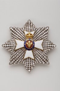 Regno Unito - Ordine Reale di Vittoria: placca di cavaliere Gran Croce - Fine XIX secolo - Oro, argento, diamanti, smeraldi, rubini e smalti - D 7,9 cm; peso: 56 g - Collezione privata