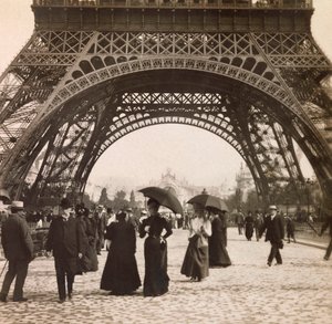 Esposizione Universale del 1900 a Parigi: Vista sotto la Torre Eiffel da Anonymous Anonymous