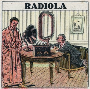 Telefonia senza fili: apparecchio radio Radiola. Illustrazione anonima del 1925. Collezione privata.