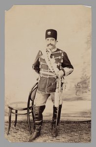 Ritratto a figura intera di Mozaffar al-Din Shah (fine XIX - inizio XX secolo) da Antoin Sevruguin