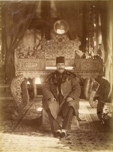 Nasruddin Shah seduto davanti al Trono del Pavone, Palazzo Gulistan, Teheran da Antoin Sevruguin