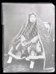 Ritratto in studio: Madre di Nasir Al-Din Shah, Mahd-i Awliya da Antoin Sevruguin