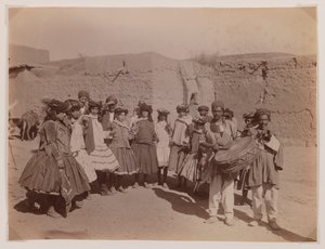 Gruppo di donne che ballano in costume tribale