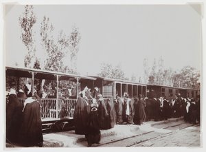Donne velate che salgono su un treno