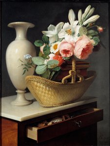 Bouquet di gigli e rose in un cesto posto su uno straccio