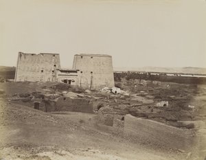 Edfu, vista del pilone e del villaggio da Antonio Beato