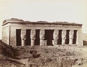 Tempio di Dendera, vista da nord-est della facciata del tempio da Antonio Beato