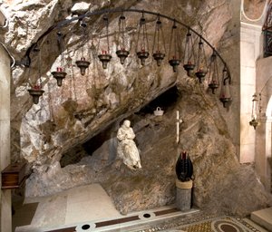 Vista della grotta di San Benedetto con statua del santo realizzata da Antonio Raggi (o Antonio Lombardo) (1624-1686). Fu in questa grotta che il santo si ritirò. 1657 Monastero di San Benedetto (Sacro Speco), Subiaco (Roma), Italia
