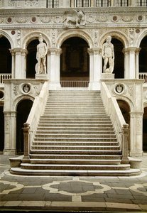 Vista della Scala dei Giganti, progettata da Antonio Rizzo con statue di Marte e Nettuno di Jacopo Sansovino (1486-1570) da Antonio Rizzo