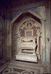Tomba del Cardinale del Portogallo, Giacomo del Portogallo. Scultura da Antonio Rossellino