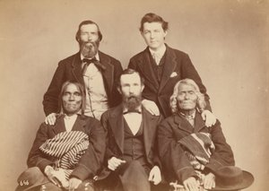 Alexander Gardner, William Henry Jackson e Antonio Zeno Shindler con i delegati Pueblo Alejandro Padilla, governatore di Isleta, e Ambrosio Abeita, ex governatore di Isleta,1868 (foto)