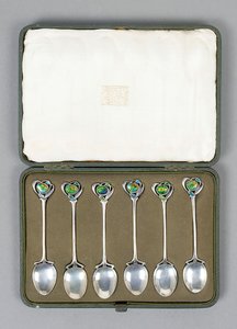 Set di Cucchiai in Argento Cymric con Finiali Smaltati disegnati da Archibald Knox da Archibald Knox