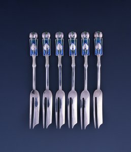 Un set di sei forchette da pasticceria in argento e smalto Liberty da Archibald Knox
