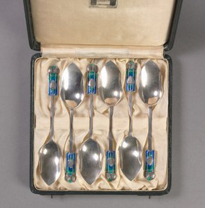Set di sei cucchiai in scatola originale, produttore Liberty and Company, c.1895-1910 da Archibald Knox