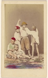 [Cinque ragazzi italiani di strada: due seduti, tre in piedi].