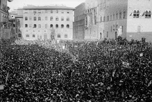 Folla radunata in Piazza Signoria in occasione della visita di Hitler e Mussolini a Firenze, 05/1938 (foto b/n) da Armando Bruni