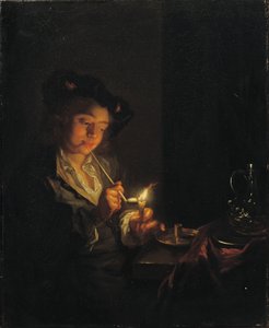 Interno illuminato da candele con un giovane seduto a un tavolo, che accende la sua pipa