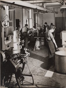 [Sei uomini lavorano in un