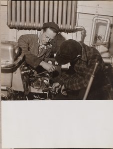 [Due uomini lavorano su una macchina usando un cacciavite e una chiave inglese]. da Arnold Eagle