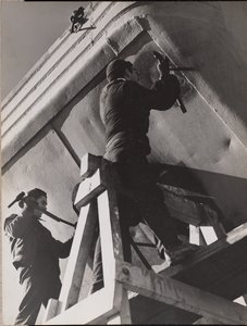 [Due uomini lavorano alla parte inferiore di una barca]. da Arnold Eagle