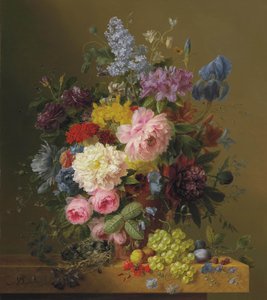 Lillà, peonie, tulipani, rose, iris e altri fiori con frutta e un nido di uccelli su un ripiano di marmo