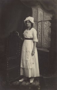 Ragazza con cappello di pizzo