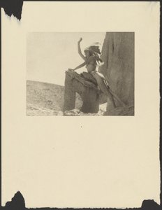 [Donna vestita in costume indiano nel deserto].