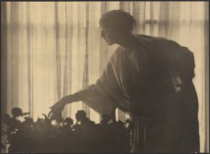 [Donna che cura i fiori nel suo appartamento] da Arthur F. Kales