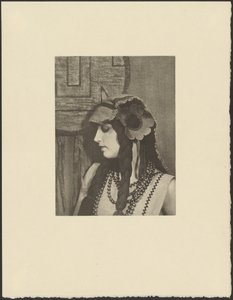 [Donna in abito bohémien con grande fiore tra i capelli]